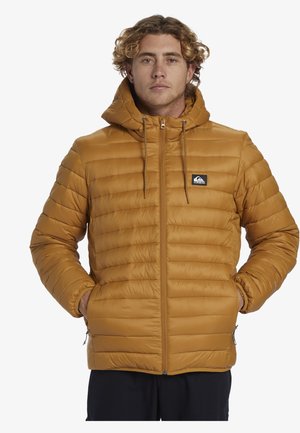 Chaqueta de plumas marrón con capucha, que presenta un patrón acolchado, cierre frontal con cremallera, bolsillos laterales y un pequeño logo negro en el pecho.