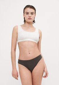 Biały bawełniany biustonosz z dekoltem w serek, połączony z ciemnoszarymi bawełnianymi majtkami bikini. Oba elementy charakteryzują się gładką teksturą i minimalistycznym designem.