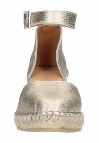 Metalen gouden espadrille met een ronde neus, enkelbandje en geweven jute zool. Gladde leertijd met witte stiksels als accenten.