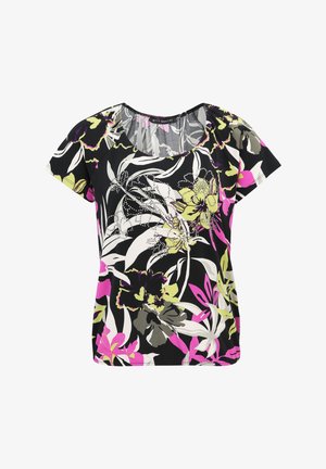 Korte mouwen zwarte blouse met een bloemenpatroon in roze, groen en wit; heeft een ronde hals en zachte, lichte stof.