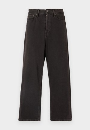 Jean noir à jambe large en denim, avec une fermeture à bouton et à glissière, des passants de ceinture et des poches latérales avec une texture légère.
