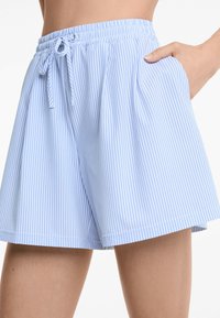 Shorts rayés bleu clair en tissu doux, dotés d'une taille élastique avec cordon de serrage et de poches latérales pour plus de commodité.