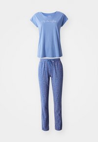 Blå bomullströja med korta ärmar och en vit slogan. Matchande blå pyjamabyxor har en randig mönster i ljusare nyanser av blått.