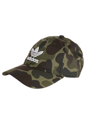 Zielono-brązowa czapka baseballowa Adidas w kamuflażu z białym, wyszywanym logo Adidas na przedniej części.