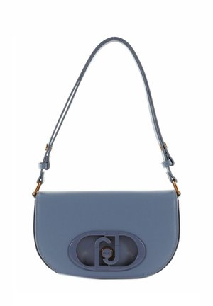 Bolso de hombro de cuero azul con forma curva, que presenta un distintivo cierre redondo y una correa ajustable. Textura suave, diseño minimalista.