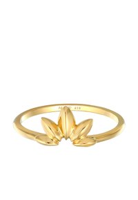 Guldbelagt ring med et blomstermotív, der har fem forlængede kronblade. Den er lavet af 925 sølv og har en glat, skinnende overflade.