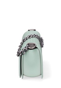 Sac à main vert menthe avec une surface texturée, de forme cylindrique, et une anse en chaîne argentée. Présente un design élégant et une fermeture en métal.