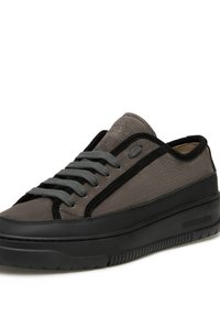 Sneakers grigi con tomaia in pelle testurizzata, dettagli neri, punta rotonda e suola in gomma nera spessa. Presentano lacci grigi e logo sulla linguetta.