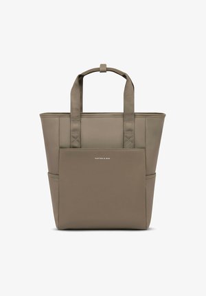 Sac fourre-tout beige avec deux poignées épaisses, une surface en tissu texturé et une poche avant. Présente un logo imprimé sur le devant.