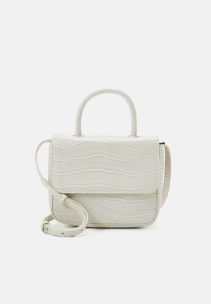 Bolso blanco con relieve de cocodrilo, asa superior, correa de hombro desmontable y cierre de solapa. Textura suave con un brillo sutil.