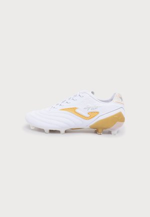 Chaussure de football blanche et dorée avec un design à lacets et des crampons moulés, vue de l'extérieur sur un fond uni.