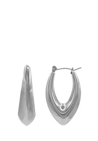 Pendientes en tono plateado con un diseño escultórico. Un pendiente tiene forma de gota, mientras que el otro es un cono afilado y cónico.