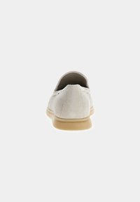 Suède instapper in lichtbeige met een ronde, lage hak en rubberen zool. Minimalistisch ontwerp met subtiele stikdetails.