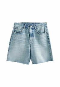 Pantalones cortos de mezclilla azul claro con corte recto, que cuentan con cinco bolsillos, una cremallera y un cierre de un solo botón. Detalles de desgaste sutiles presentes.