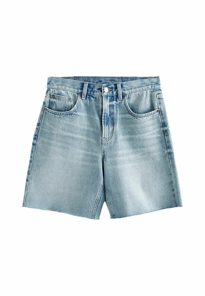 Pantalones cortos de mezclilla azul claro con corte recto, que cuentan con cinco bolsillos, una cremallera y un cierre de un solo botón. Detalles de desgaste sutiles presentes.