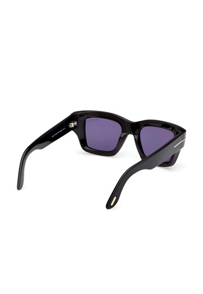 Ochelari de soare din plastic negru cu lentile mov, design unghiular și accente de metal auriu pe temples. Prezintă un finisaj lucios și brațe rezistente.