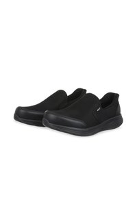 Crne slip-on cipele s mrežastim gornjim dijelom i gumenim potplatom. Imaju glatki, elegantni dizajn s zaobljenim vrhom. Lagane i fleksibilne.