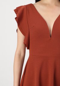 WAL G. PLUNGE NECKLICE WITH FLUTTER SLEEVES DRESS - Dienas kleita - burnt orange