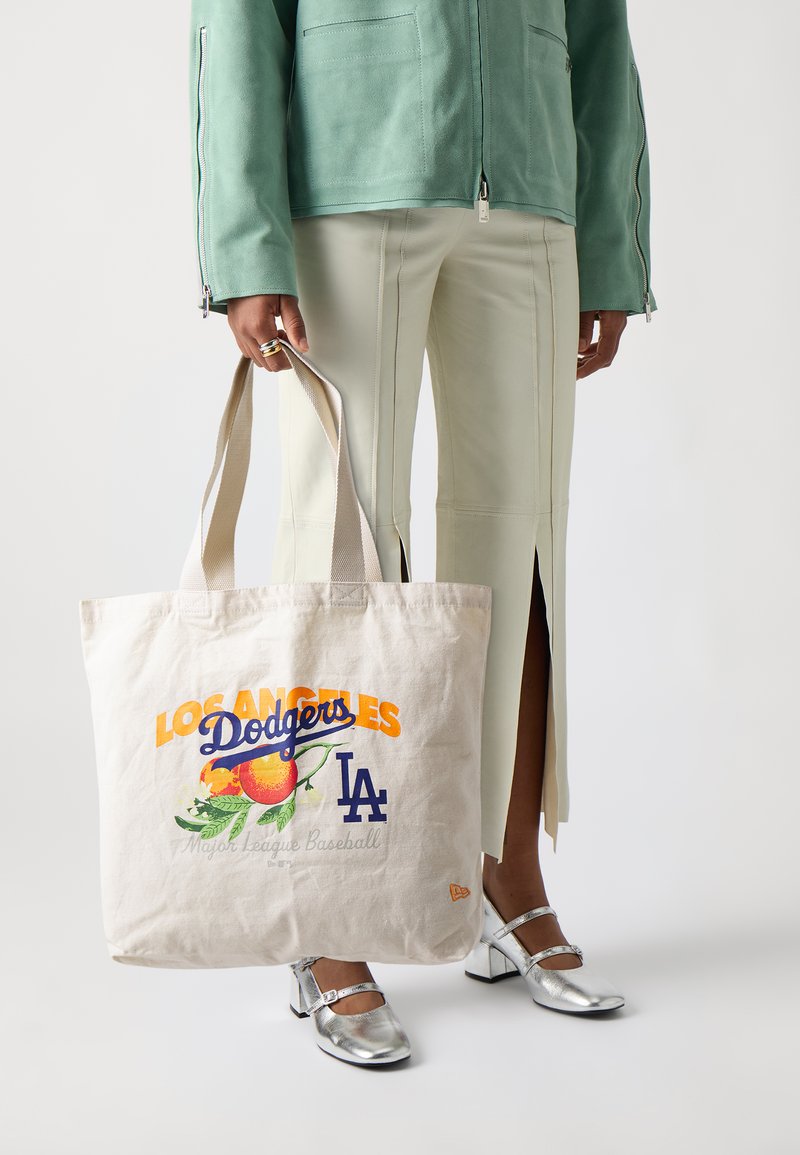 New Era - FRUIT TOTE - Geantă de pânză - light beige, Extindeți