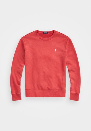 Czerwona bluza z okrągłym dekoltem, długimi rękawami, ściągaczami przy mankietach i u dołu, z małym białym, haftowanym logo Polo Ralph Lauren na piersi.
