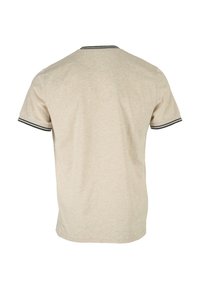 T-shirt beige à manches courtes avec col et bords de manches à rayures noires. Texture douce, design classique à col rond, dos uni.