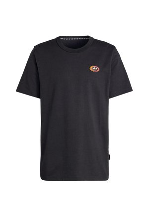 Fekete pamut póló kerek nyakkivágással, színes hímzett logóval a mellkason és mintás bélés a nyak belsejében.