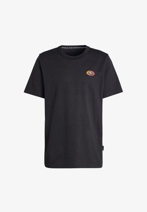 Fekete pamut póló kerek nyakkivágással, színes hímzett logóval a mellkason és mintás bélés a nyak belsejében.