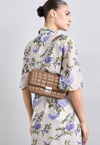 MICHAEL Michael Kors TRIBECA  - Borsa a tracolla - driftwood