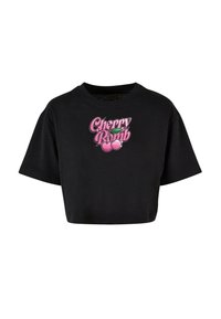 Crna skraćena majica od pamuka s kratkim rukavima. Ima ružičasti grafički natpis "Cherry Bomb" s trešnjama i podebljanim slovima.