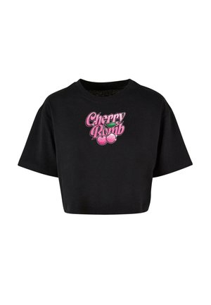 Melnas kokvilnas īsām piedurknēm apgrieztais T-krekls. Ar rozā "Cherry Bomb" grafiku, kas attēlo ķiršus un uzrakstu ar lieliem burtiem.
