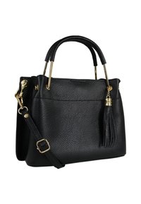 Zwarte leren handtas met een gestructureerd oppervlak, gouden beslag, handvatten aan de bovenkant, een afneembare schouderriem en een decoratieve kwast.