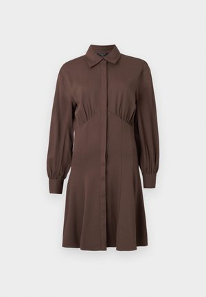 Brun skjortklänning i mjukt material, med knäppning fram, långa puffärmar och en figurnära midja med rynkade detaljer.