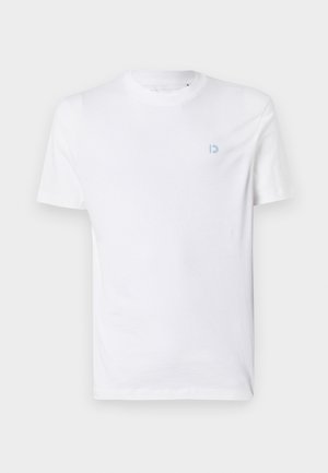 T-shirt de algodão branco com decote redondo e mangas curtas, com um logótipo azul claro no lado esquerdo do peito. Textura suave, design simples.