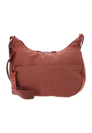 Sac à bandoulière en tissu rouge avec sangle réglable, poche zippée avant et une étiquette attachée à la sangle portant l'inscription « INDARI ».