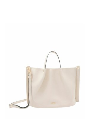 Sac fourre-tout en cuir texturé couleur crème avec une poignée courte et une longue bandoulière amovible, présentant un petit logo de marque doré sur le devant.