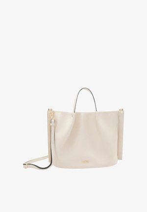 Sac fourre-tout en cuir texturé couleur crème avec une poignée courte et une longue bandoulière amovible, présentant un petit logo de marque doré sur le devant.