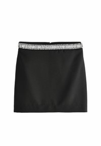 Mini-jupe noire avec une ceinture décorative en perles argentées. Texture lisse avec une coupe ajustée et un ourlet sans couture.