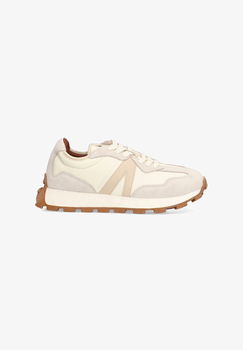 Zapatillas beige con parte superior de ante y cuero, que presentan un diseño texturizado, cordones planos y suela de goma con acentos marrones.