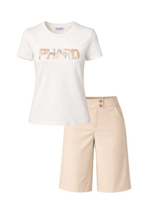 T-shirt bianca a maniche corte con logo "PHARD" in paillettes, abbinata a pantaloncini beige a vita alta fino al ginocchio con due bottoni.