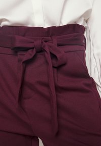 Vero Moda Tygbyxor - bordeaux