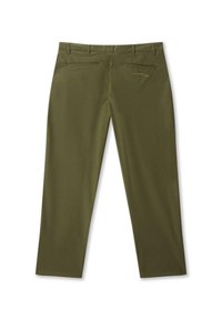 Pantalones de color verde oliva con un diseño de frente plano, dos bolsillos traseros y un sutil logo en el lado derecho. Textura suave y ajuste entallado.