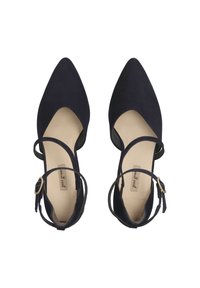 Chaussures à talons hauts en daim bleu marine, avec des orteils pointus, des brides à la cheville et des accents de boucles en ton doré. Doublure intérieure lisse visible.