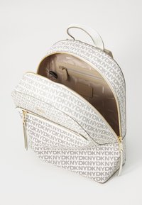 DKNY BRYANT AVE BACKPACK - Hátizsák - putty/marshmallow