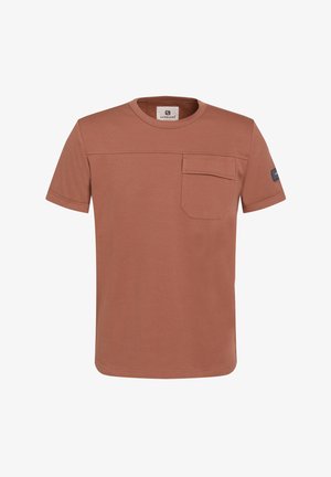 Roostevärvi lühikeste varrukatega t-särk, mis on valmistatud puuvillast. Omab ümmargust kaelust ja rinnataskut, millel on diskreetne logopatch varrukal.