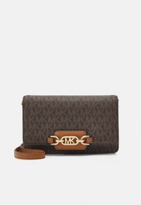 Braune Umhängetasche aus Leder mit Muster, goldfarbenen Kettenbeschlägen und einem hellbraunen Akzentverschluss, ausgestattet mit Reißverschluss und verstellbarem Riemen.