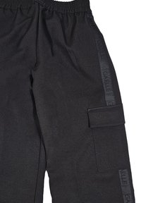 Pantaloni cargo neri in tessuto testurizzato, con vita elastica, tasche laterali e un dettaglio logo lungo la cucitura laterale in nero.