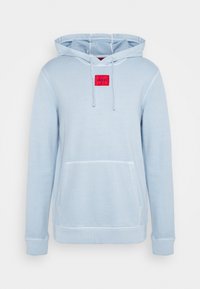 Sudadera de color azul claro hecha de una tela suave, con un gran bolsillo frontal, capucha ajustable con cordón y un parche rojo con el logo en el pecho.