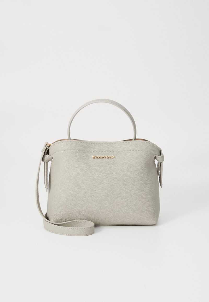 Γκρι δερμάτινη τσάντα χειρός με υφασμάτινη επιφάνεια, κλείσιμο με φερμουάρ στην κορυφή, κοντό χερούλι και αποσπώμενο λουρί ώμου. Χρυσό λογότυπο μάρκας μπροστά.