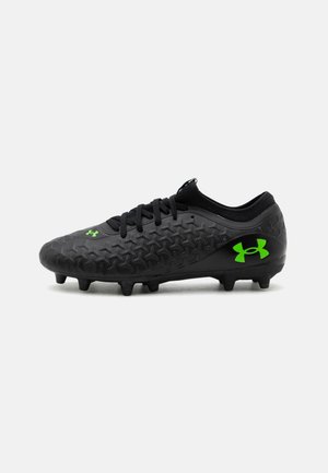 Zwarte Under Armour voetbalschoen met textuur op het bovenwerk, groen logo op de hiel en neus, zwarte veters en gevormde noppen onderaan de zool.