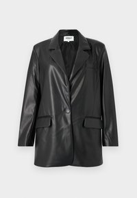 Svart imitationläder blazer med en knapp, spetsiga slag och fickor med klaff, uppvisad mot en vit bakgrund.